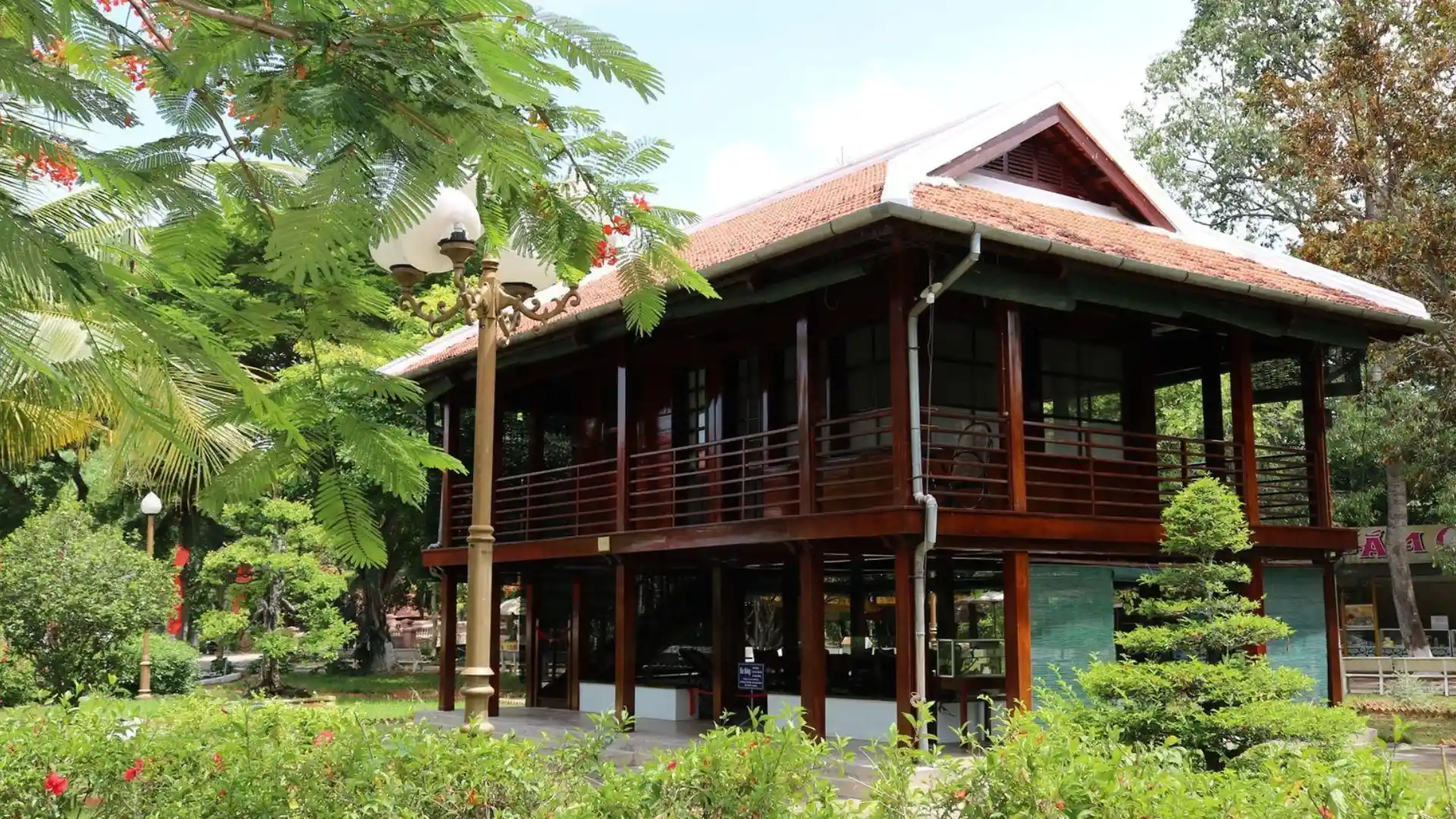 Toàn cảnh Nhà sàn Bác Hồ tại Phủ Chủ tịch