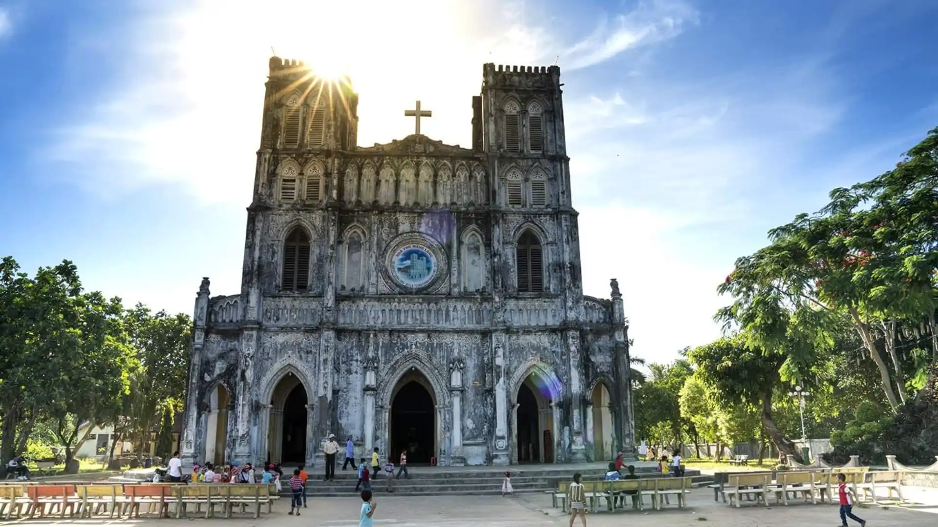 Toàn cảnh nhà thờ Mằng Lăng với vẻ đẹp cổ điển