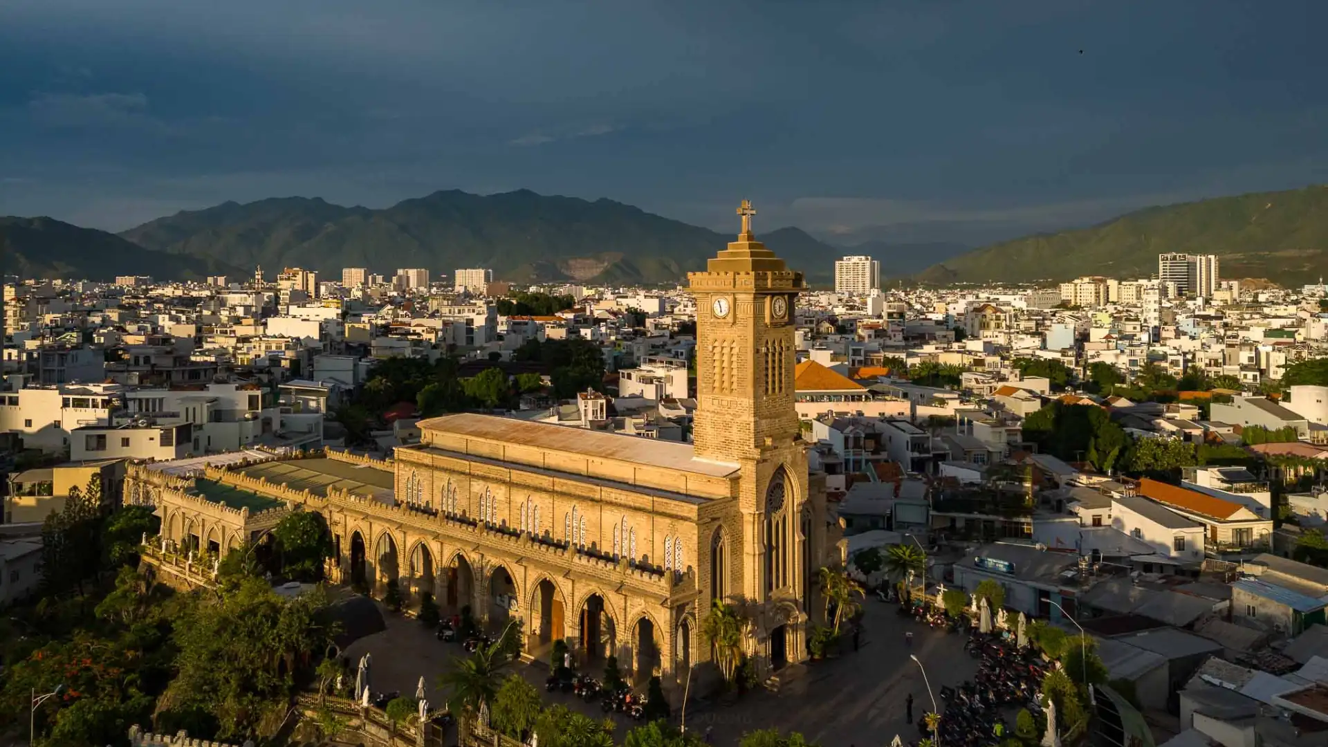 Tháp chuông và thánh giá tại Nhà thờ Núi Nha Trang