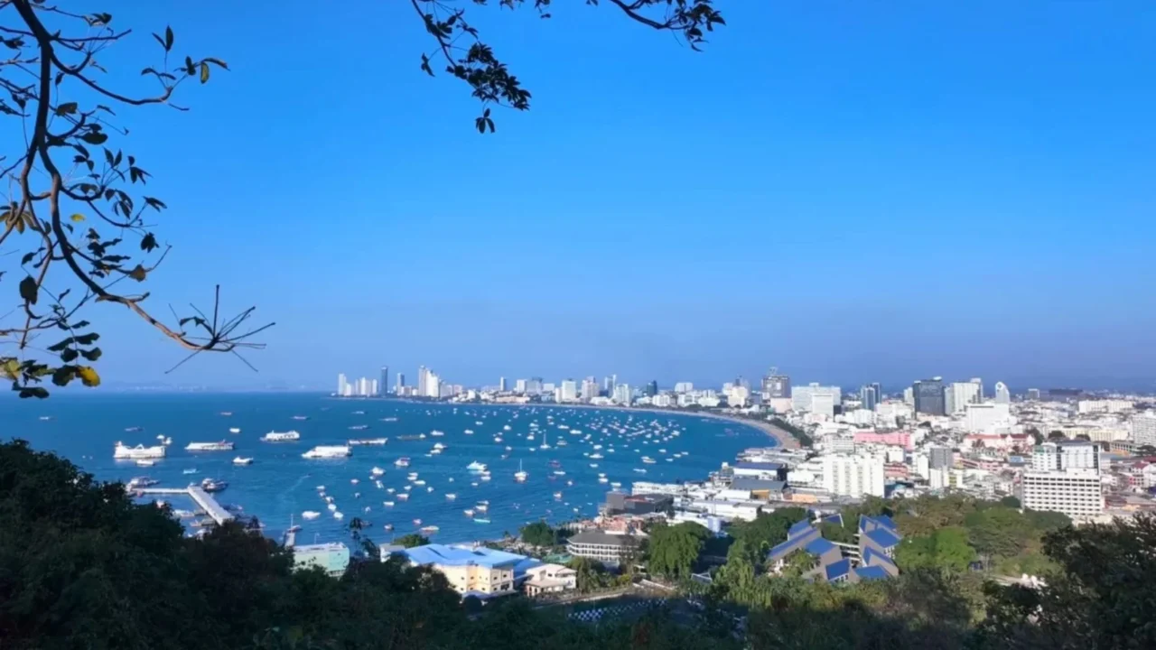 Toàn cảnh Pattaya từ trên Đồi Đô Đốc, với biển xanh hòa cùng bầu trời rực nắng.