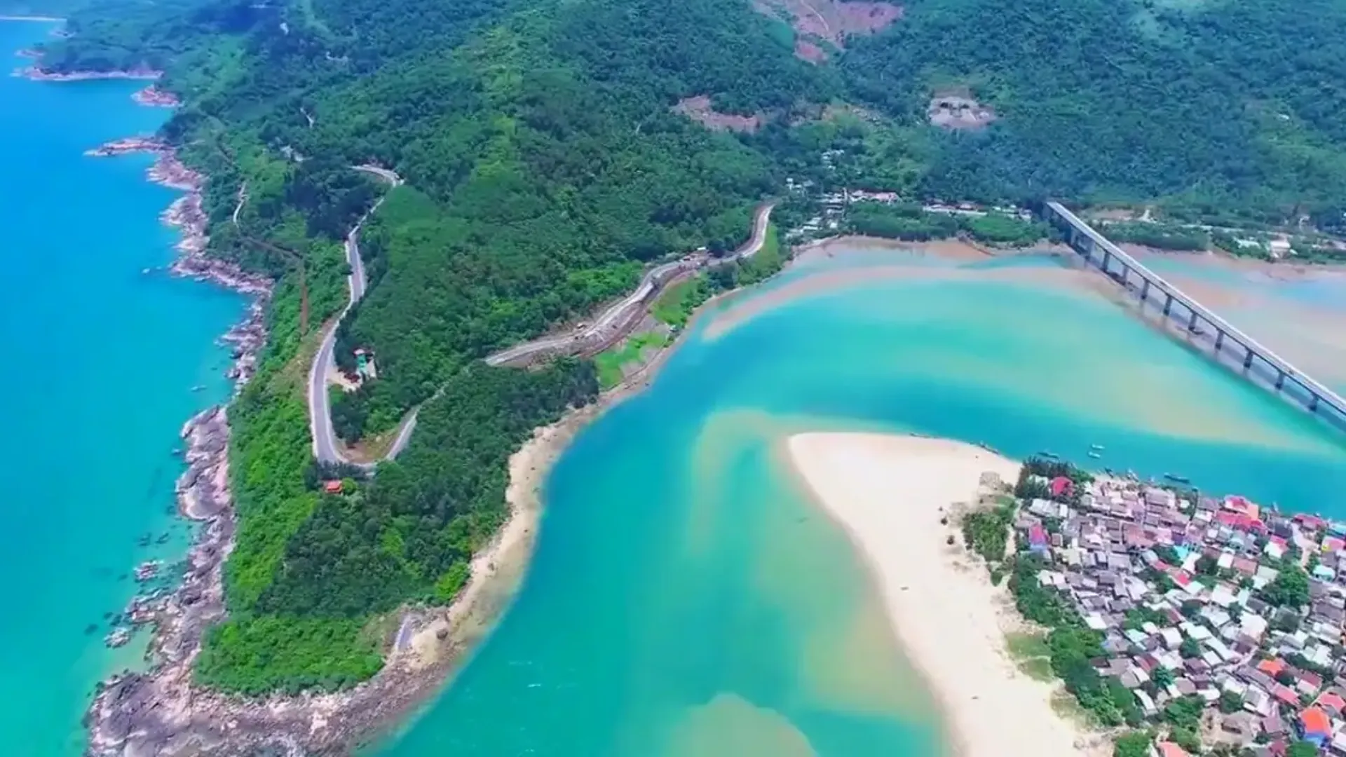 oàn cảnh Vịnh Lăng Cô khi nhìn từ trên cao xuống