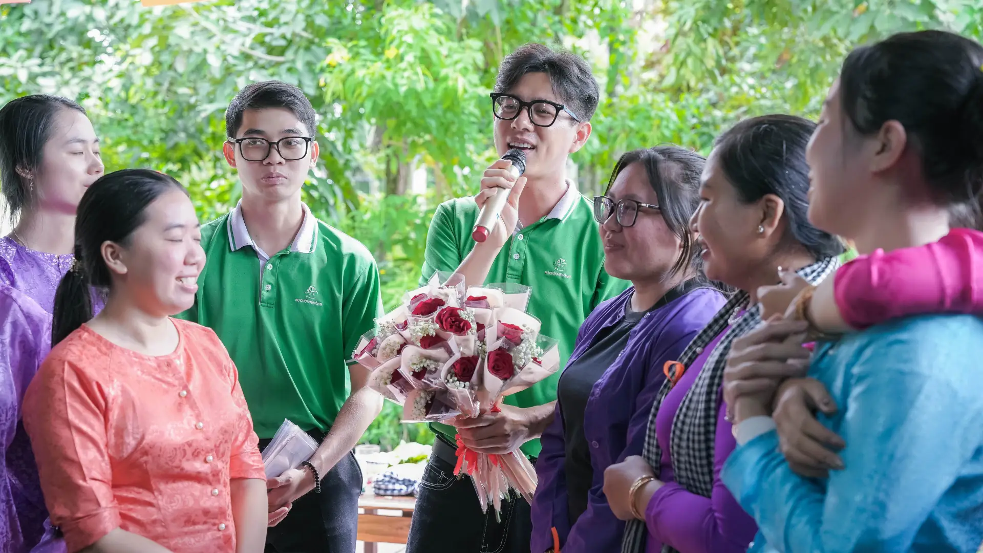 Hướng dẫn viên nam tặng hoa chúc mừng đồng nghiệp nữ nhân Ngày Phụ Nữ Việt Nam 20/10 tại Smile Guide Day 2025