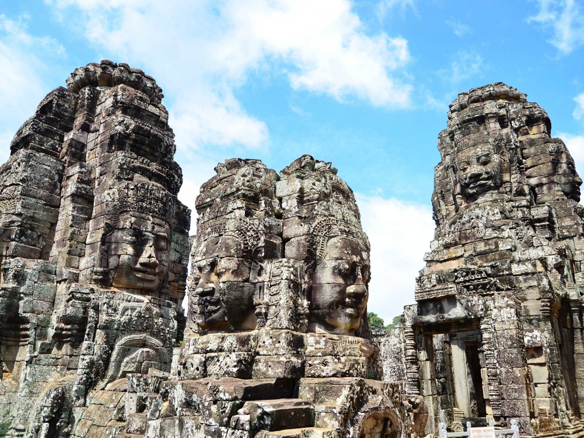 Tour du lịch Campuchia 4 ngày 3 đêm: Chụp hình lại đền cổ Bayon
