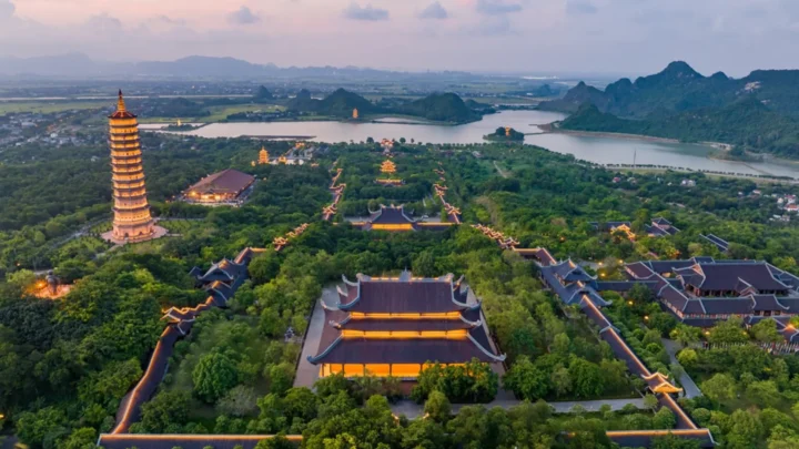 Du khách lễ Phật và tham quan quần thể Chùa Bái Đính rộng lớn