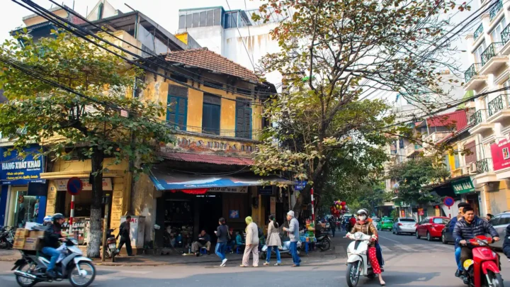 Du khách được đón tại Phố Cổ để bắt đầu Tour Bái Đính Tràng An