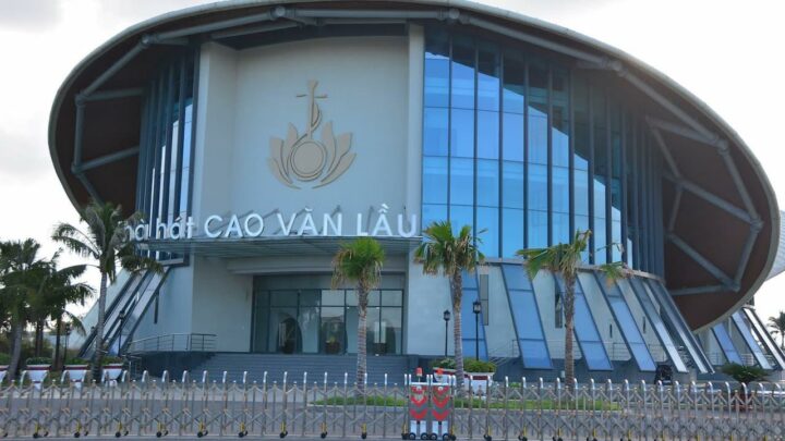 Tour Cà Mau 2 ngày 1 đêm tham quan nhà hát Cao Văn Lầu