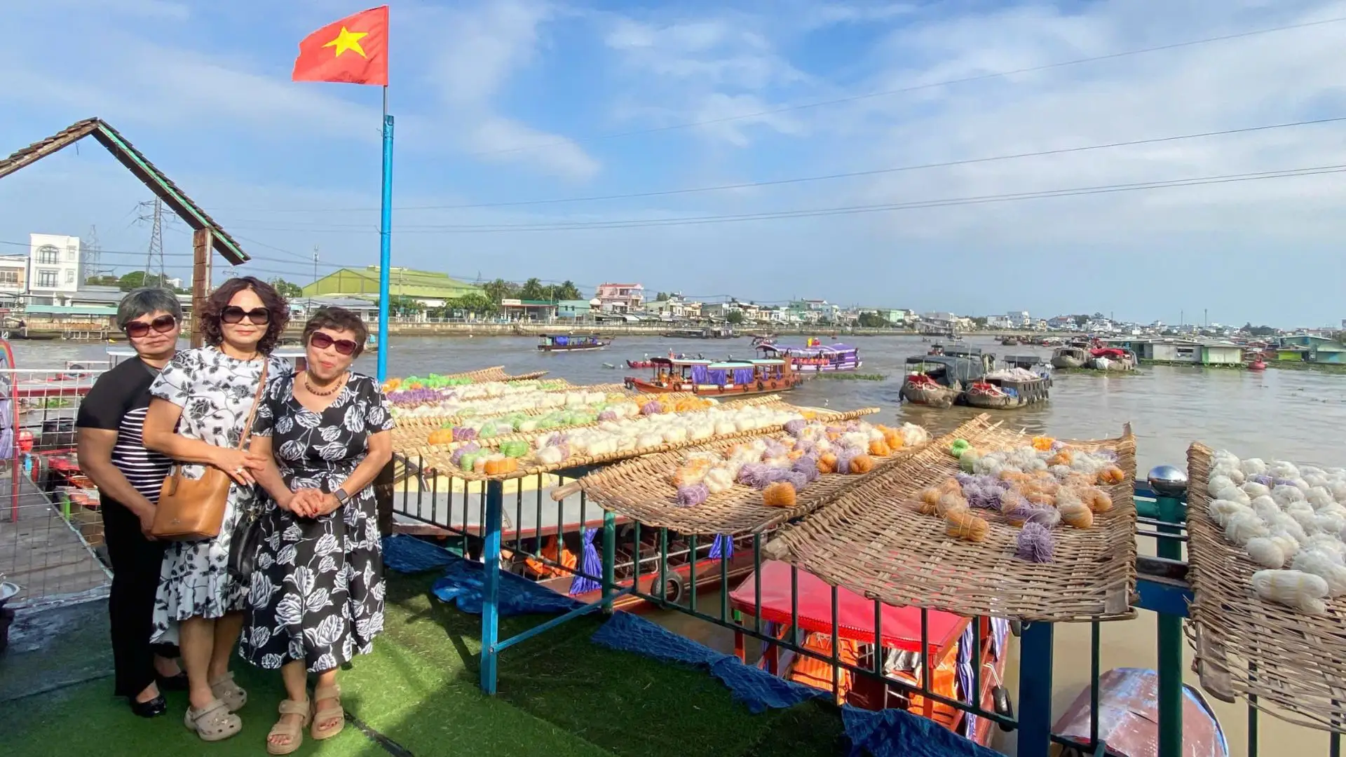 đoàn khách trải nghiệm chợ nổi Cái Răng trong tour Cần Thơ 1 ngày