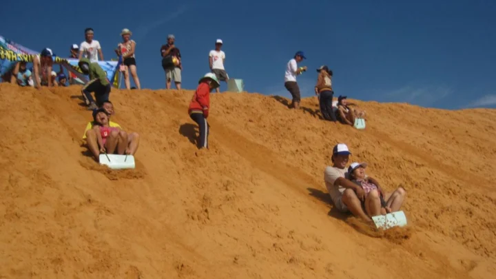 Tour Cần Thơ Phan Thiết trượt cát tại Đồi Cát Bay