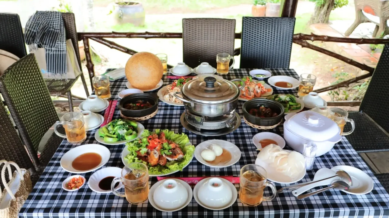 Cơm trưa ở Cồn Phụng tour Cần Thơ Tiền Giang Bến Tre 1 ngày