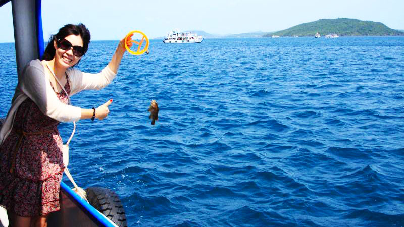 Trổ tài câu cá trên biển Phú Quốc