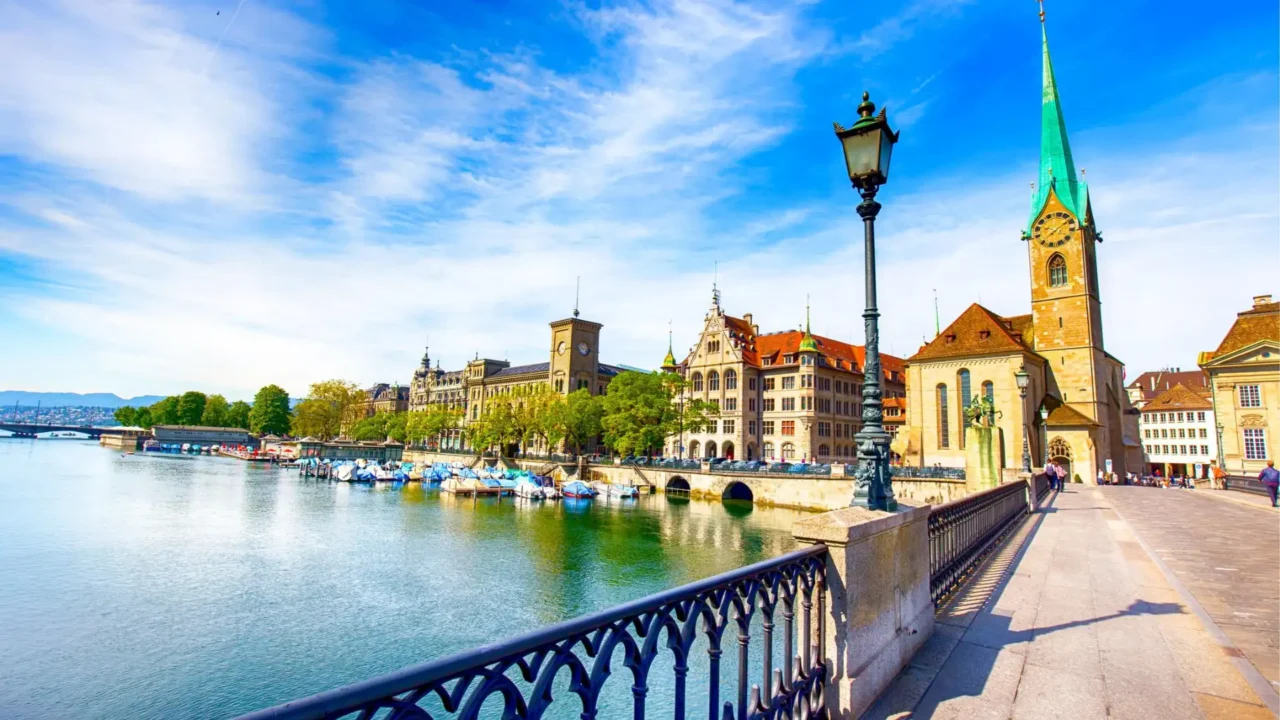 Tour Châu Âu 9 ngày 8 đêm Nhà thờ Đức Bà ở Zurich