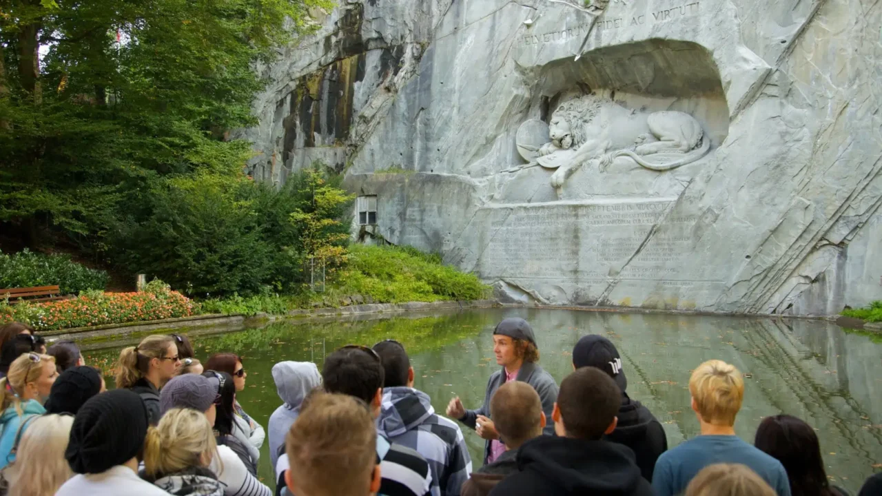 Tour Châu Âu 9 ngày 8 đêm Lion Monument