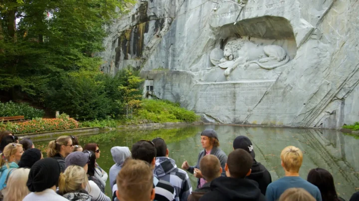 Tour Châu Âu 9 ngày 8 đêm Lion Monument