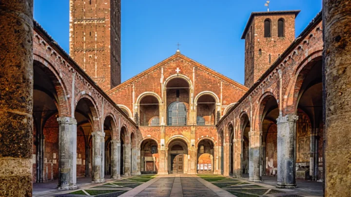 Tour Châu Âu 9 ngày 8 đêm thánh đường Basilica di Sant'Ambrogio