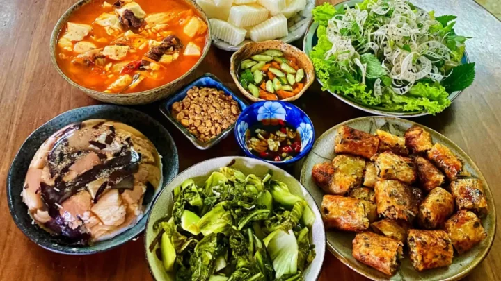 Bữa trưa món Việt dành cho du khách trong Tour Chùa Hương