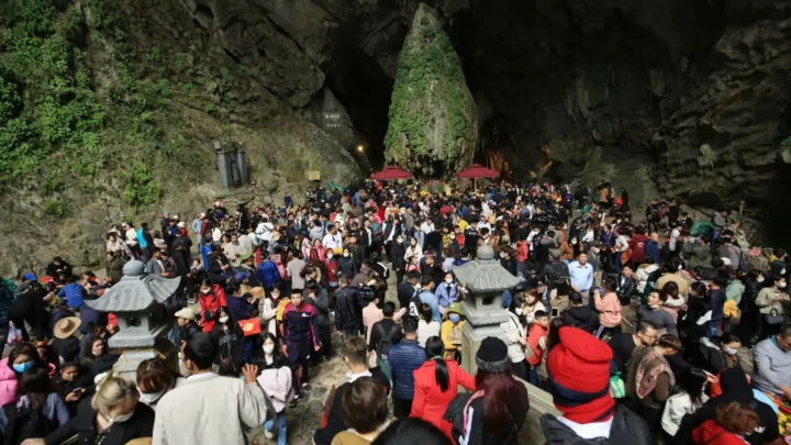 Động Hương Tích với tượng Quan Thế Âm và nhũ đá tự nhiên