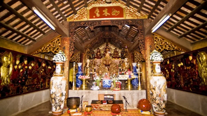 Du khách lễ Phật tại Chùa Thiên Trù trong Tour Chùa Hương