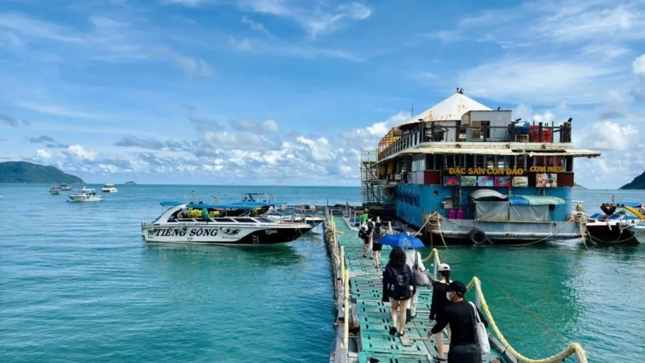 tour-con-dao-2-ngay-1-dem-nu-cuoi-me-kong-don-khach-tai-cang