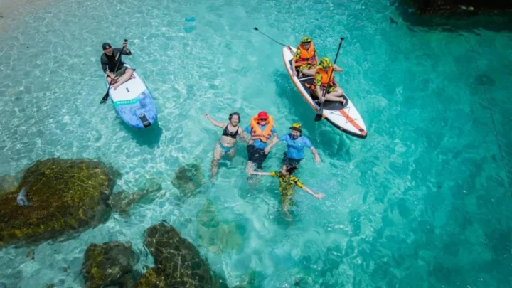 Trải nghiệm chèo SUP trên làn nước trong veo tại Cù Lao Câu