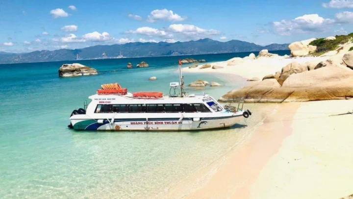 Di chuyển ra đảo Cù Lao Câu bằng tàu