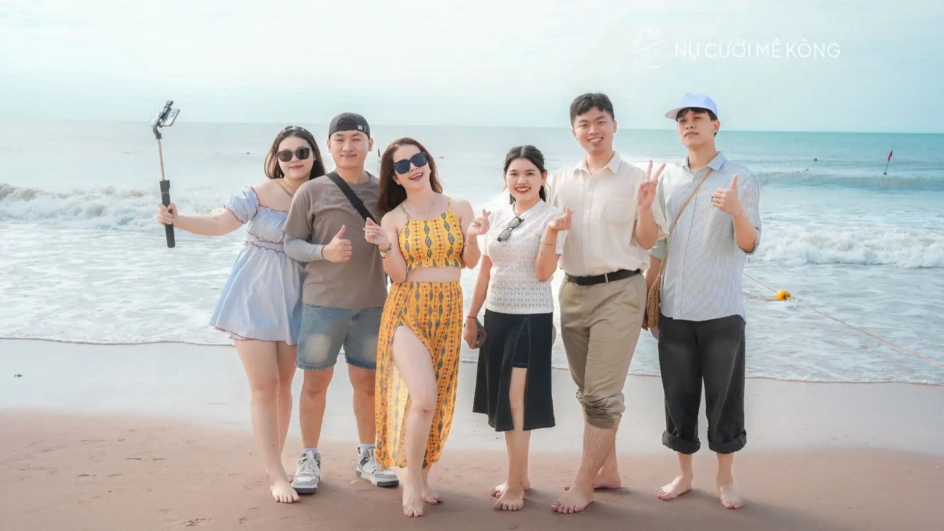 Tour đoàn Bệnh Viện Phương Châu chụp ảnh nhóm tại bãi biển Phan Thiết