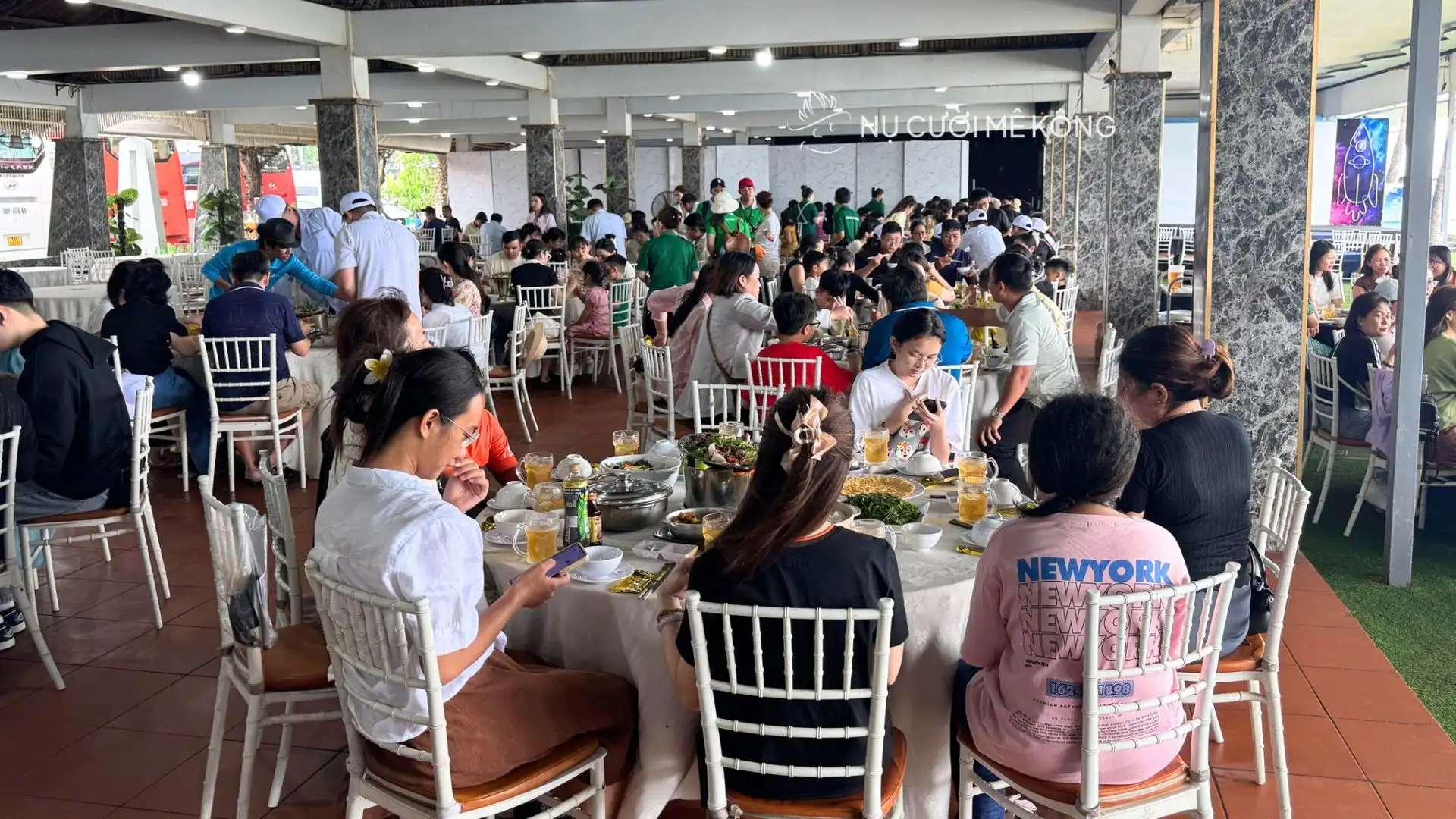 Bữa ăn hải sản tươi tập thể của đoàn Bệnh Viện Phương Châu