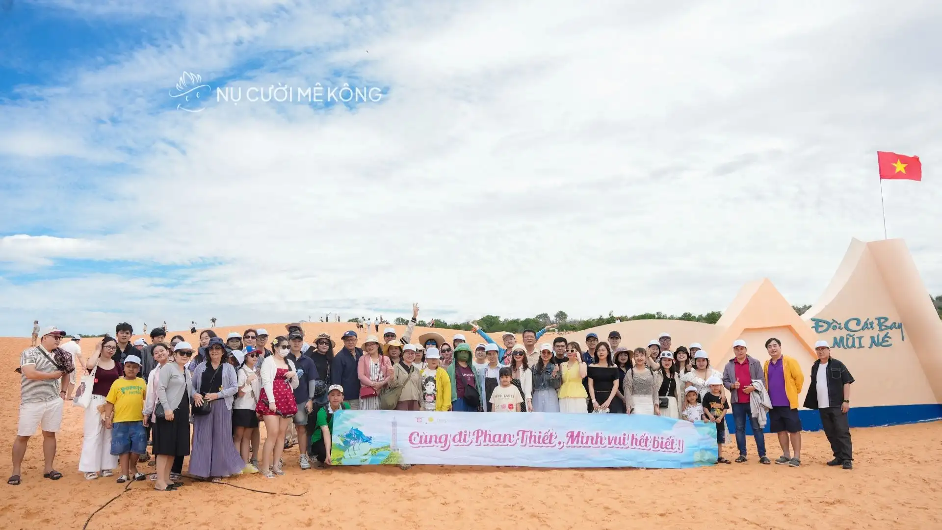 Tour đoàn Bệnh Viện Phương Châu chụp ảnh check-in tại Mũi Né Phan Thiết