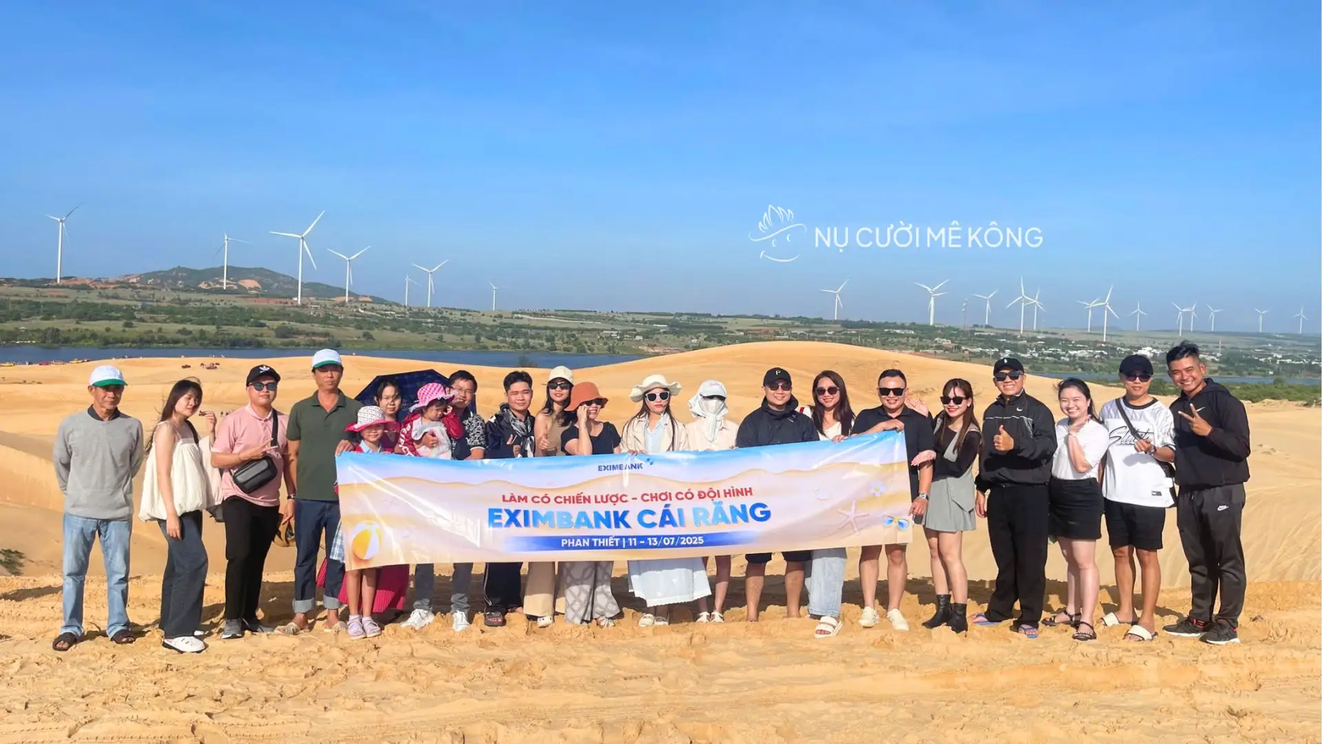 Tour đoàn Eximbank Cần Thơ tại Phan Thiết chụp hình cùng banner Eximbank Cái Răng
