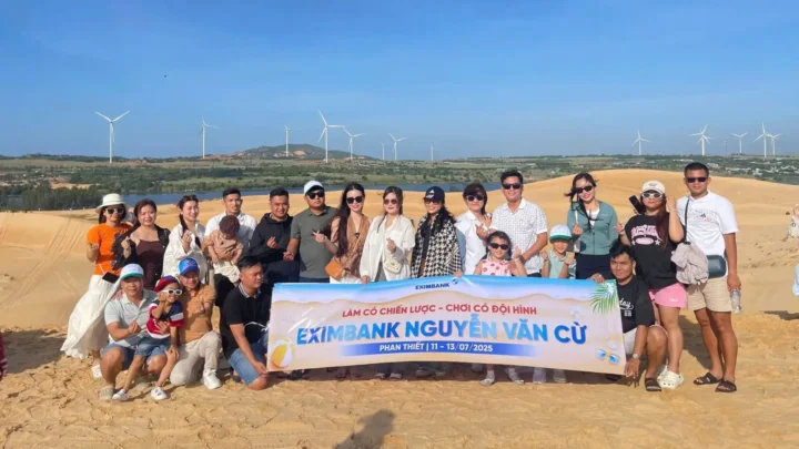 Tour đoàn Eximbank Cần Thơ tại Phan Thiết check-in cùng banner Eximbank Nguyễn Văn Cừ