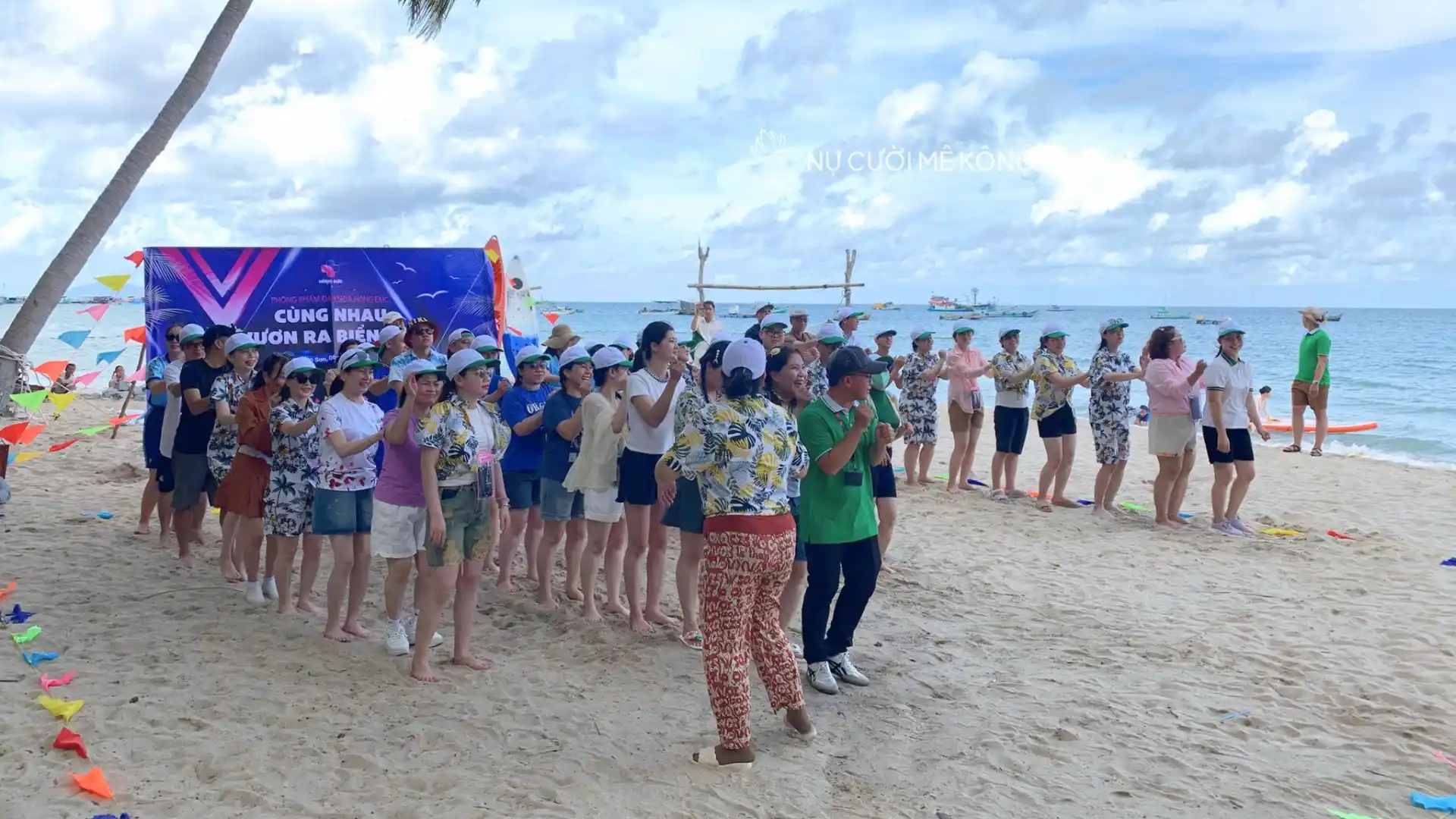 điều phối viên cùng Tour đoàn Phòng Khám Đa Khoa Hồng Đức team building bãi biển