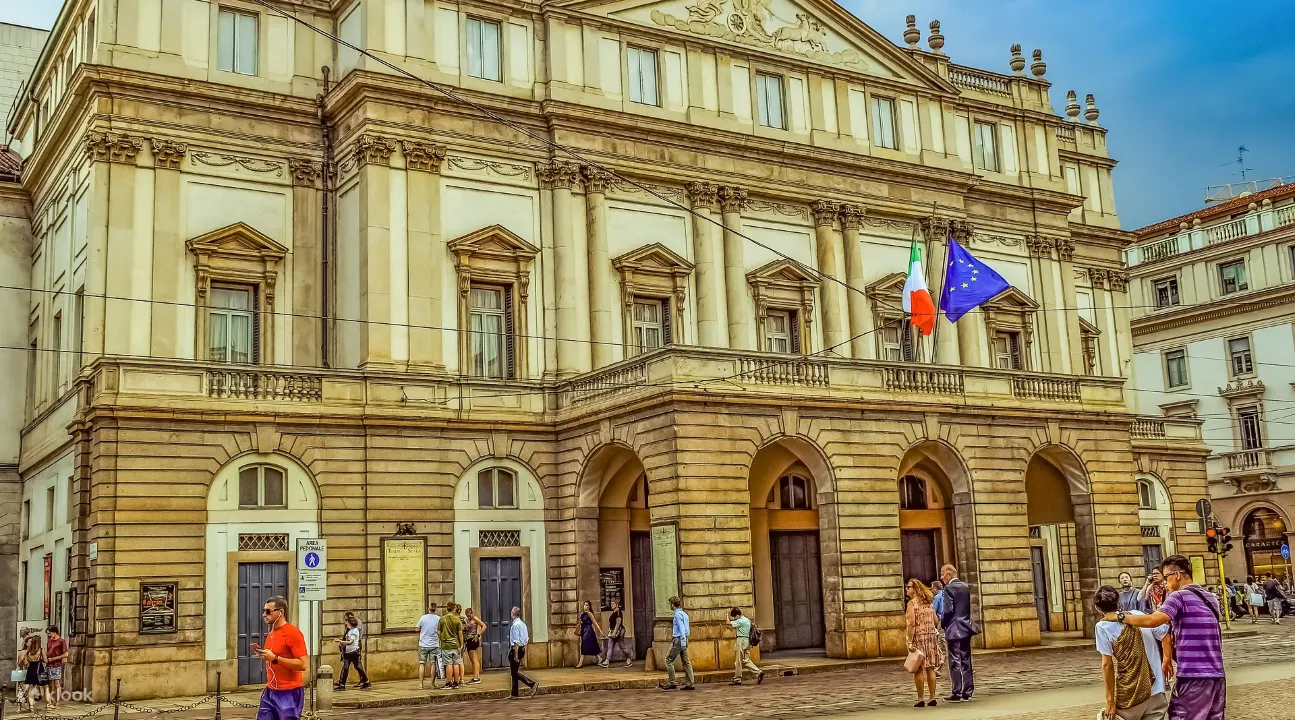 Tour du lịch Châu Âu 11 ngày 10 đêm: Dạo chơi quanh quảng trường Della Scala