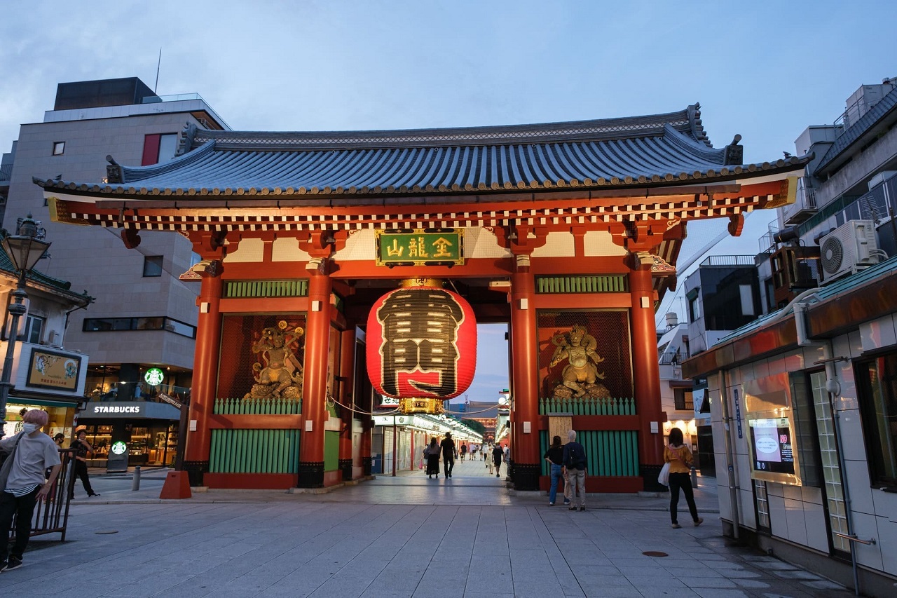 Tour du lịch Nhật Bản 6 ngày 5 đêm: Chụp hình tại cổng Kaminarimon