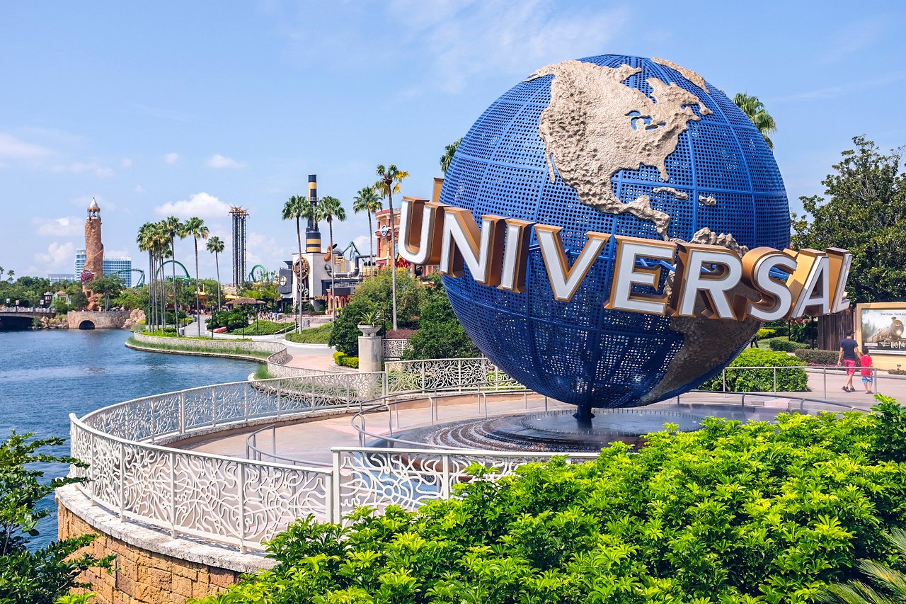 Tour du lịch Singapore 5 ngày 4 đêm: Quả địa cầu Universal Studios nổi tiếng