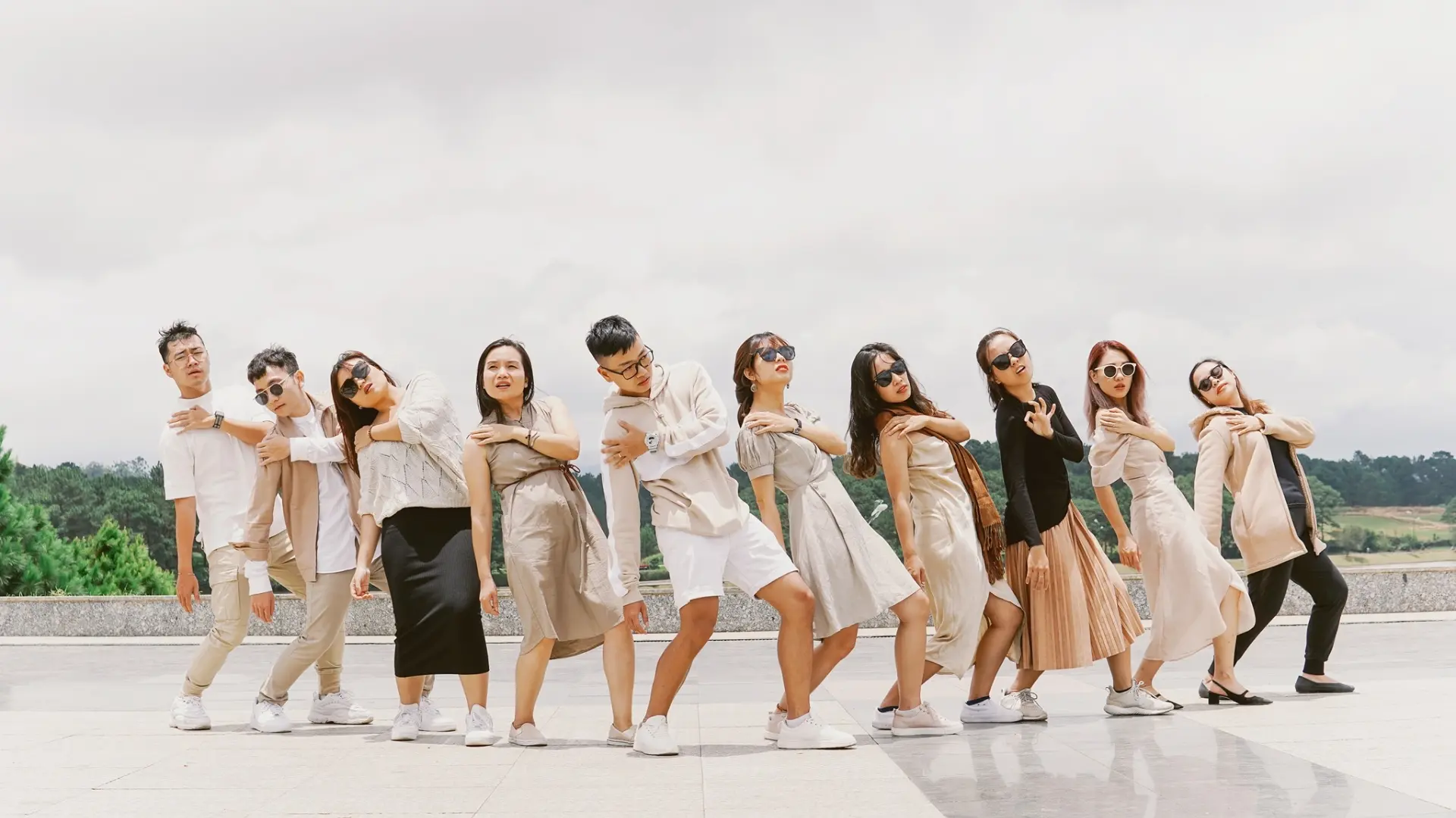 Hỗ trợ chụp ảnh cho tour gen Z