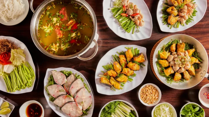 Bữa trưa món Việt dành cho khách trong tour Hà Nội 1 ngày