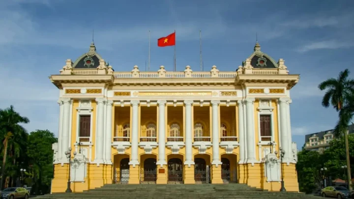 Điểm đón khách tại Nhà Hát Lớn Hà Nội trong tour 1 ngày