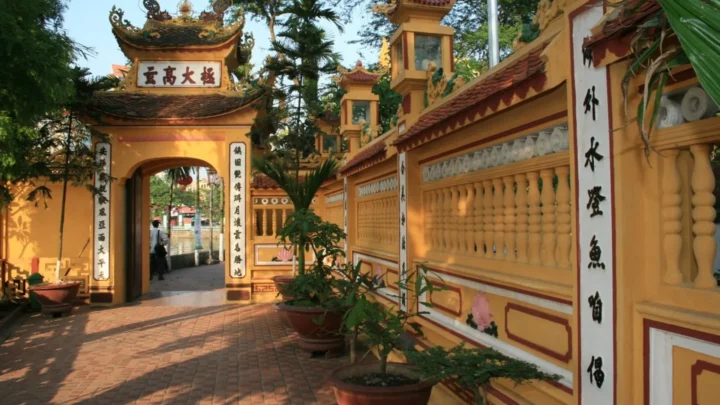 Chùa Trấn Quốc bên Hồ Tây trong lịch trình tour Hà Nội