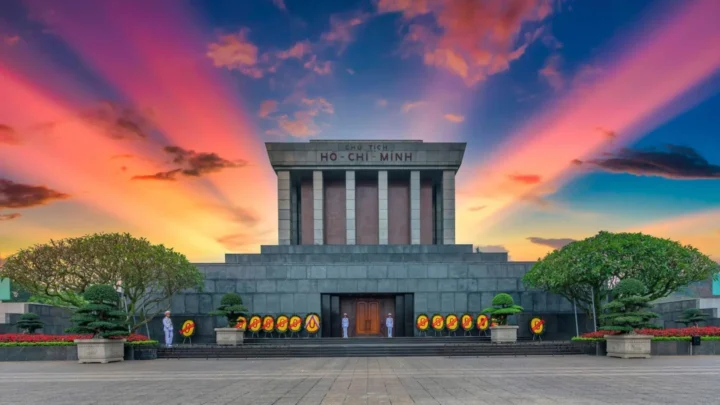 Du khách viếng Lăng Chủ tịch Hồ Chí Minh trong tour Hà Nội 1 ngày