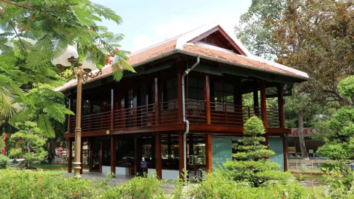 Du khách tham quan quần thể di tích Lăng Chủ tịch Hồ Chí Minh