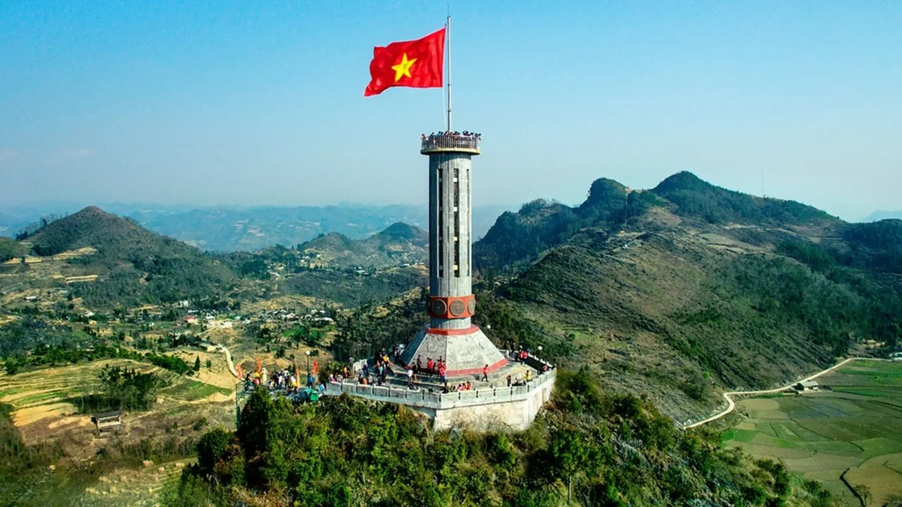 Cột cờ Lũng Cú cực Bắc Tổ quốc Hà Giang tour Nụ Cười Mê Kông