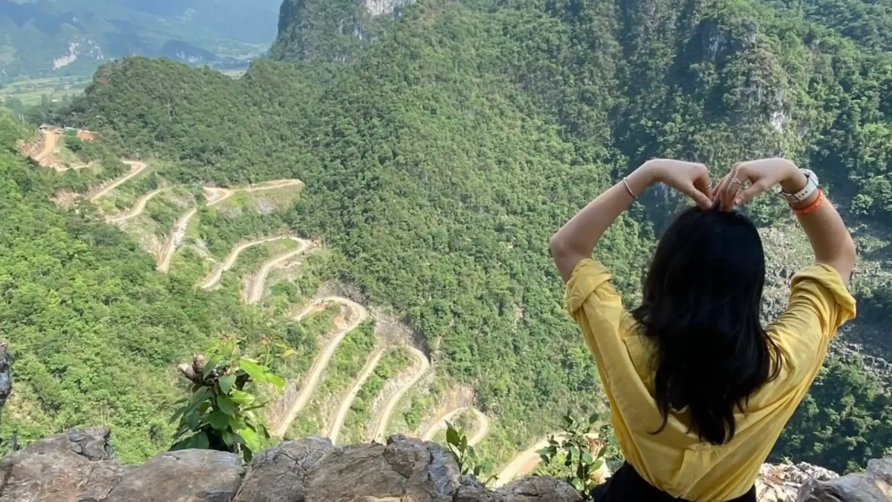Đèo Mẻ Pia 14 tầng thách thức nhất Việt Nam tour Hà Giang Nụ Cười Mê Kông