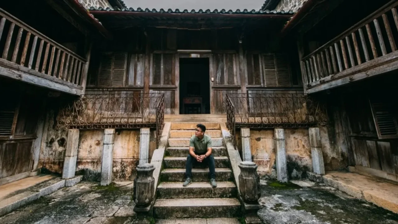 Dinh thự vua Mèo Vương Chí Sình kiến trúc cổ kính Đồng Văn tour Nụ Cười Mê Kông