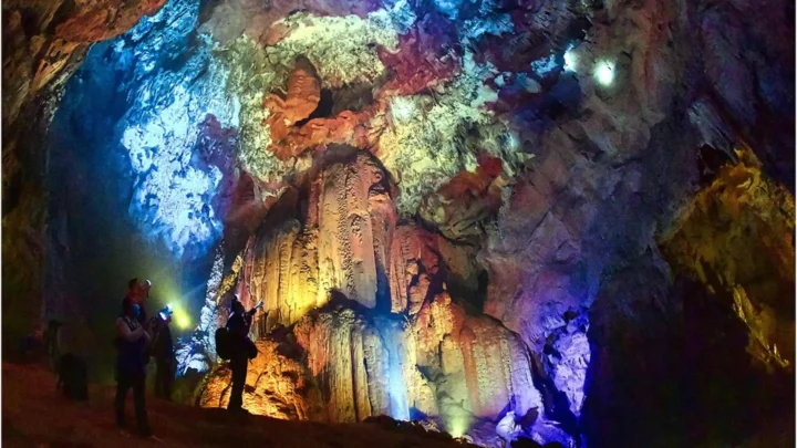 Động Ngườm Ngao với nhũ đá kỳ thú Cao Bằng tour Hà Nội Hà Giang