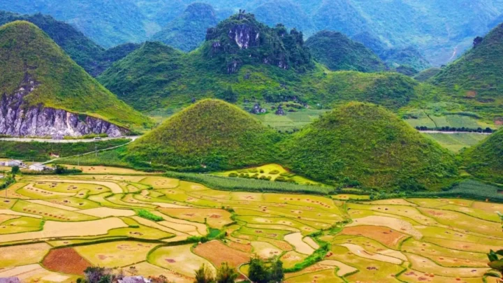 Núi Đôi Cô Tiên Quản Bạ hùng vĩ giữa thung lũng Hà Giang tour Nụ Cười Mê Kông