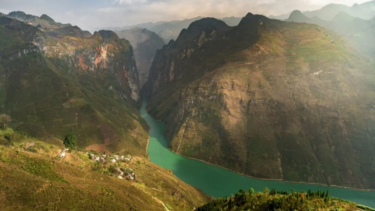 Sông Nho Quế uốn lượn giữa hẻm vực sâu nhất Việt Nam tour Hà Giang Nụ Cười Mê Kông