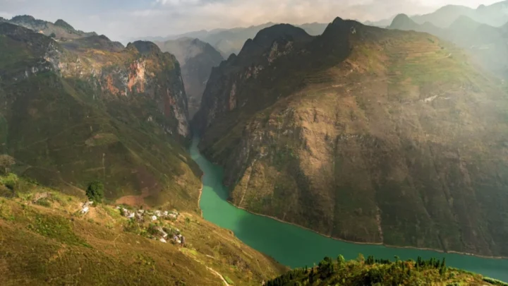 Sông Nho Quế uốn lượn giữa hẻm vực sâu nhất Việt Nam tour Hà Giang Nụ Cười Mê Kông
