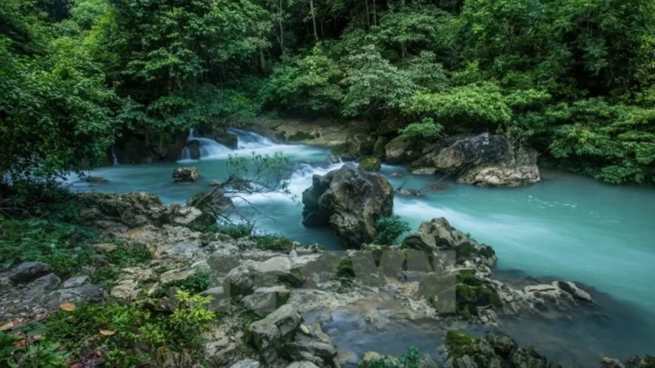Suối Lê Nin trong vắt giữa rừng núi Cao Bằng tour Nụ Cười Mê Kông