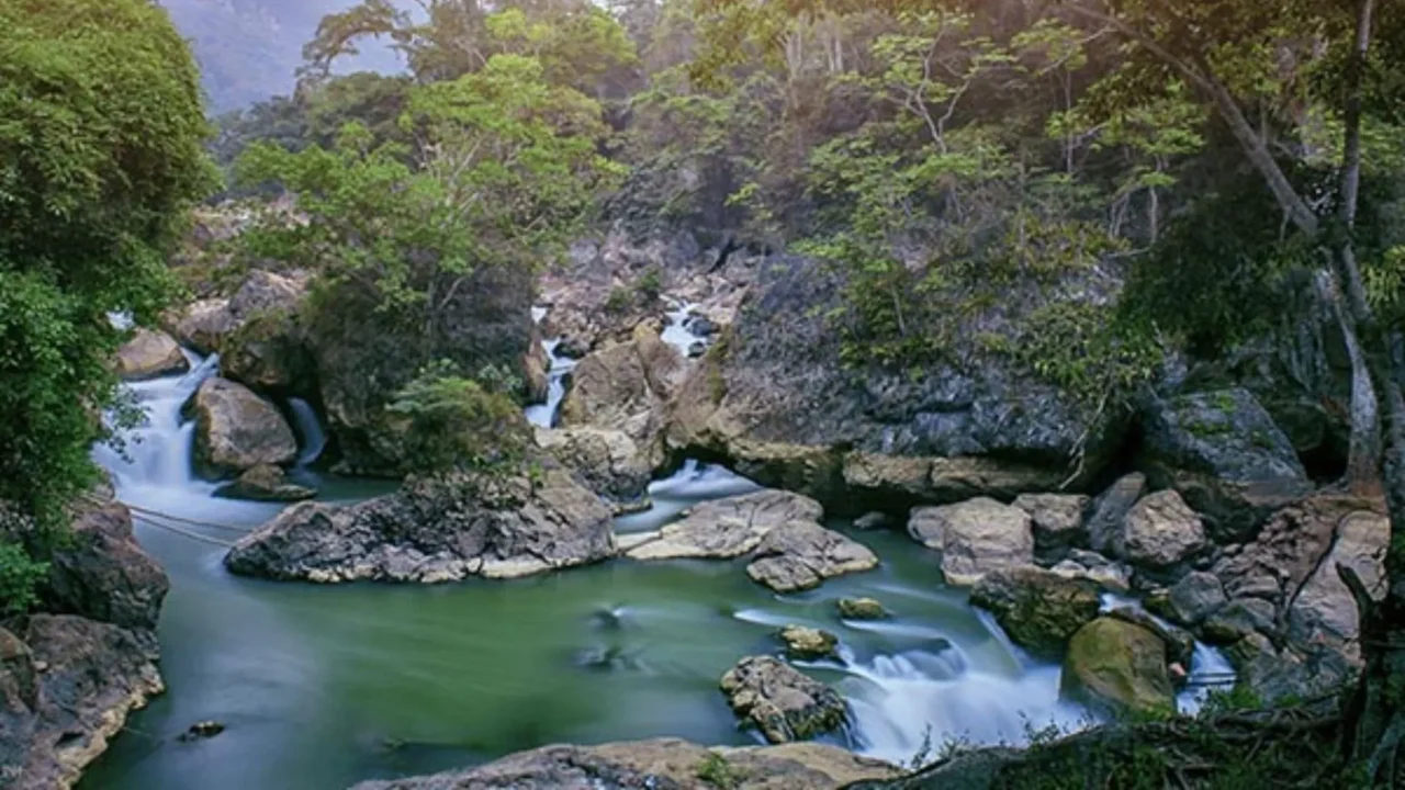 Thác Đầu Đẳng kỳ vĩ giữa rừng xanh hồ Ba Bể tour Hà Nội Hà Giang Nụ Cười Mê Kông