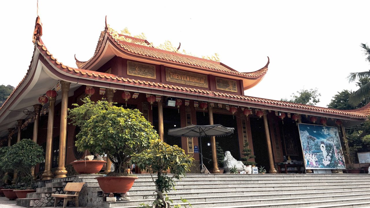 Ghé thăm Chùa Đông Lai và thưởng thức bánh xèo tại chùa