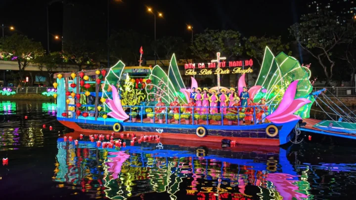 Nghệ nhân biểu diễn Đờn ca tài tử trong đêm hội sắc màu trên sông Hậu